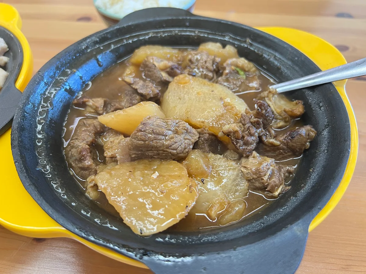 braised beef brisket tunrip 萝卜牛腩煲